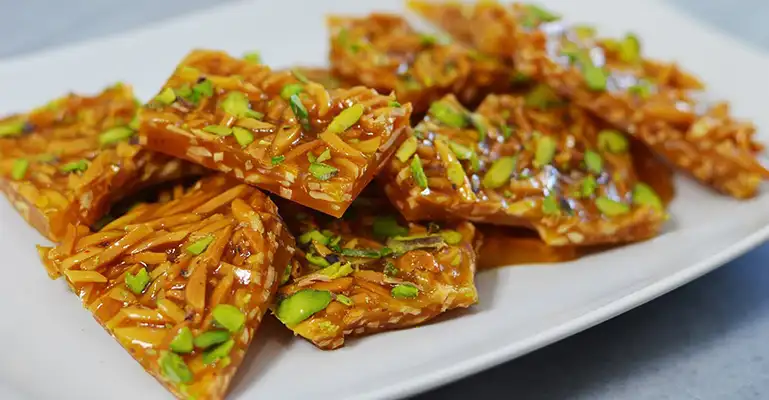 سوهان عسلی اصفهان؛ شیرینی ترد و خوش طعم